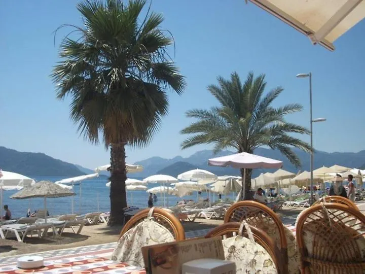 מרמריס George & Dragon Beach Hotel