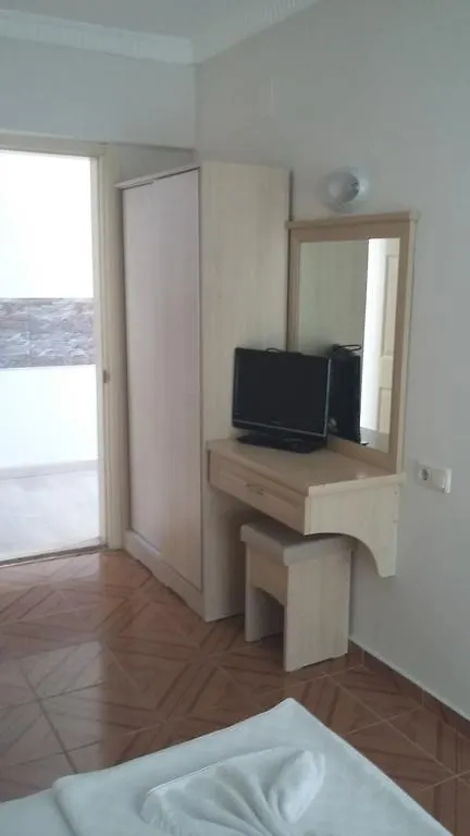 מרמריס George & Dragon Beach Hotel