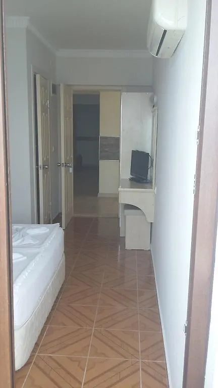 מרמריס George & Dragon Beach Hotel