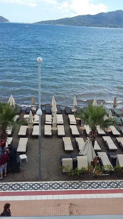 מרמריס George & Dragon Beach Hotel
