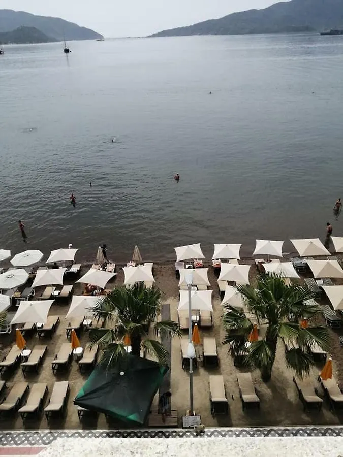 מרמריס George & Dragon Beach Hotel